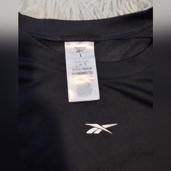 Reebok women's large mesh tshirt - Picture 2 of 4